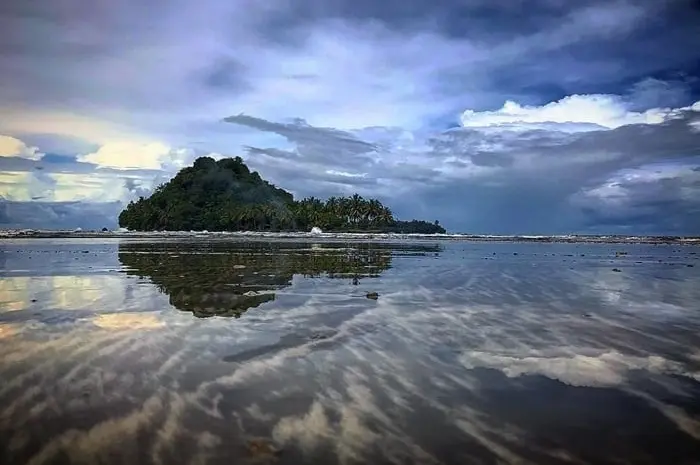 Air Manis Beach Padang, A Tourist Destination with Natural Beauty and the Legend of Malin Kundang