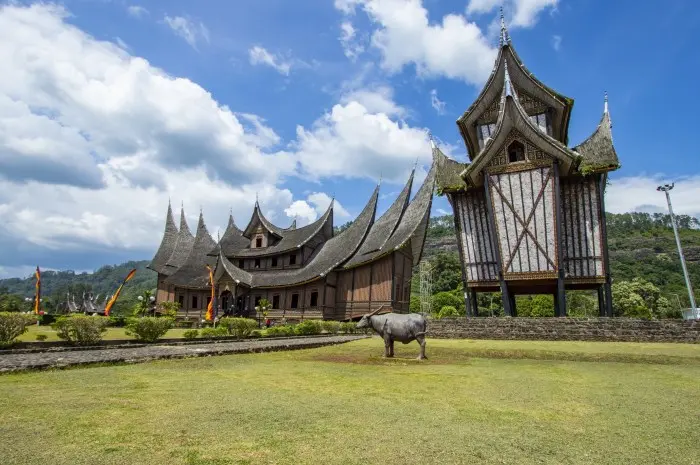 Tourist Destinations in West Sumatra, From Stunning Valleys to Volcanic Lakes